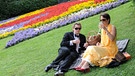 Picknick vor dem Bayreuther Festspielhaus | Bild: picture-alliance/dpa