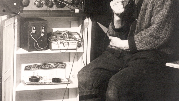 Hörer am Radiogerät in den Zwanziger Jahre | Bild: BR, Historisches Archiv