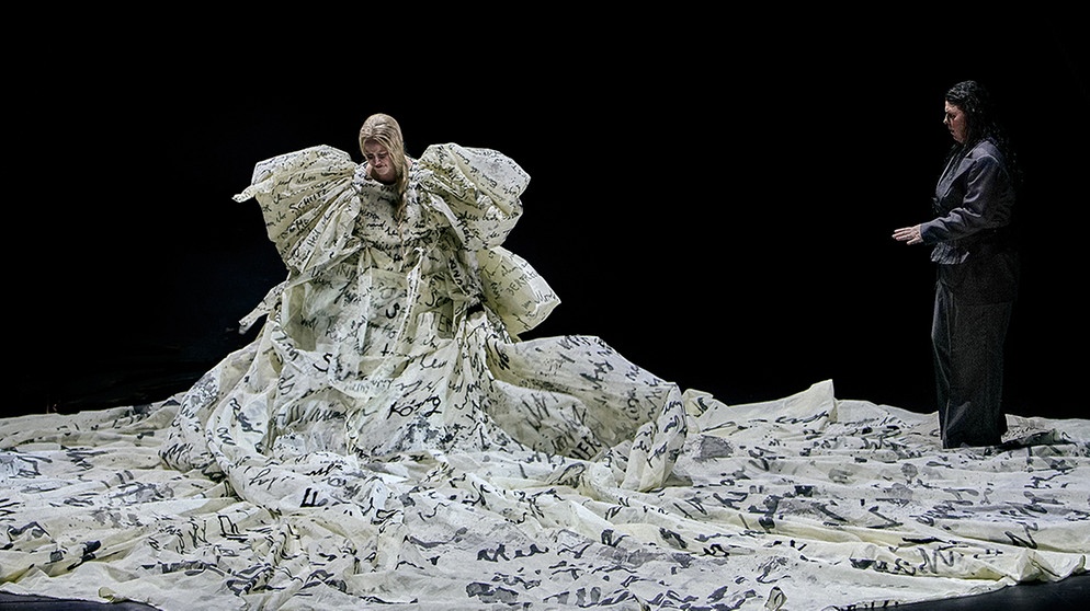 tristan-und-isolde-bayreuther-festspiele-2024-122~_h-558_v-img__16__9__xl_w-994_-e1d284d92729d9396a907e303225e0f2d9fa53b4.jpg?version=aa401