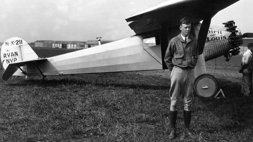 Charles Lindbergh vor seinem Flugzeug "Spirit of St. Louis" im Jahr 1927 | Bildquelle: picture-alliance/dpa