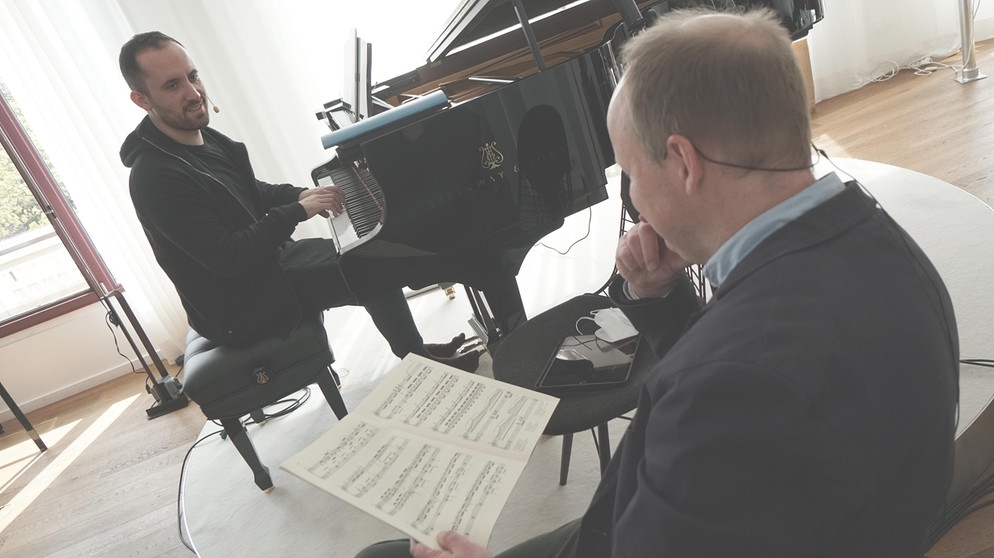 Igor Levit – Der Klavierpodcast. Staffel 2: Alles wird anders – Variationen. Im Bild: igor Levit und Anselm Cybinski | Bild: Matthias Heuermann