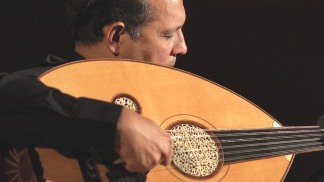 Der tunesische Oud-Spieler Anouar Brahem | Bildquelle: Robert Ghement, picture alliance / dpa