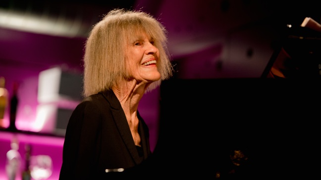 Die Jazzkomponistin Carla Bley am Klavier. | Bildquelle: picture alliance / Prokop Ivan/CTK/dpa | Prokop Ivan