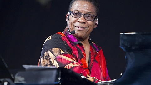 Zum 80. Geburtstag des Jazzpianisten Herbie Hancock: Das "Chamäleon" an den  Tasten | Jazz & Weltmusik | BR-KLASSIK | Bayerischer Rundfunk