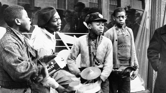 Am 5. Februar 1949 spielt die Waschzuberband „The Ramblers“ auf einer Straße in Richmond, Virginia. | Bildquelle: picture-alliance/dpa