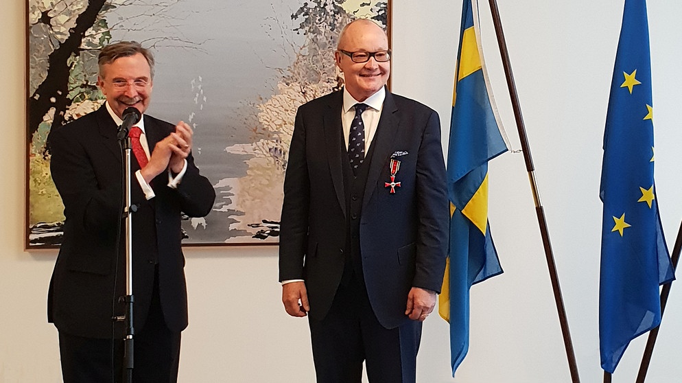 Hans-Jürgen Heimsoeth, Deutscher Botschafter in Schweden und Jazzposaunist Nils Landgren bei der Verleihung des Bundesverdienstkreuzes | Bildquelle: Ina Lieckfeldt