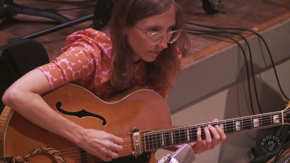 Mary Halvorson - Night Shift (Live at Roulette in Brooklyn) | Bildquelle: Nonesuch Records (via YouTube)