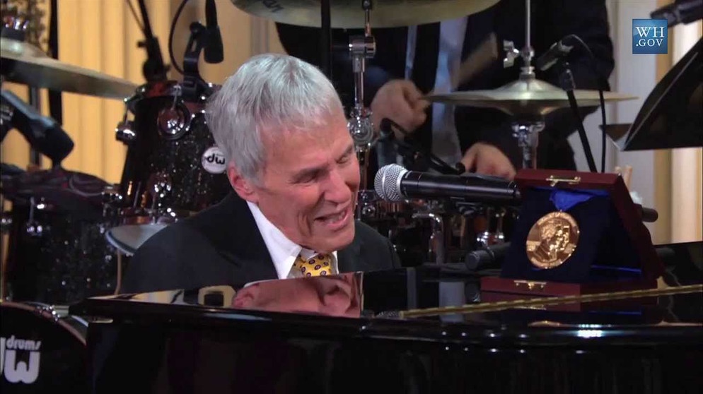 Burt Bacharach Performs "What the World Needs Now is Love" | In Performance at the White House | Bildquelle: Yaroooh! for Kids | News - Magazine (via YouTube)