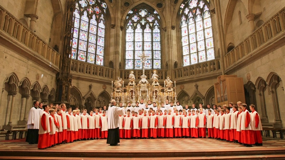 Domkapellmeister Roland Büchner mit den Regensburger Domspatzen | Bildquelle: BR