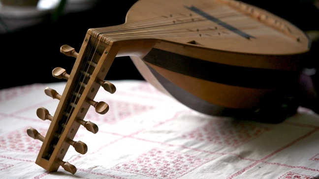 Laute - ein folkloristisches Saiteninstrument aus dem 16. Jahrhundert | Bildquelle: picture-alliance/dpa