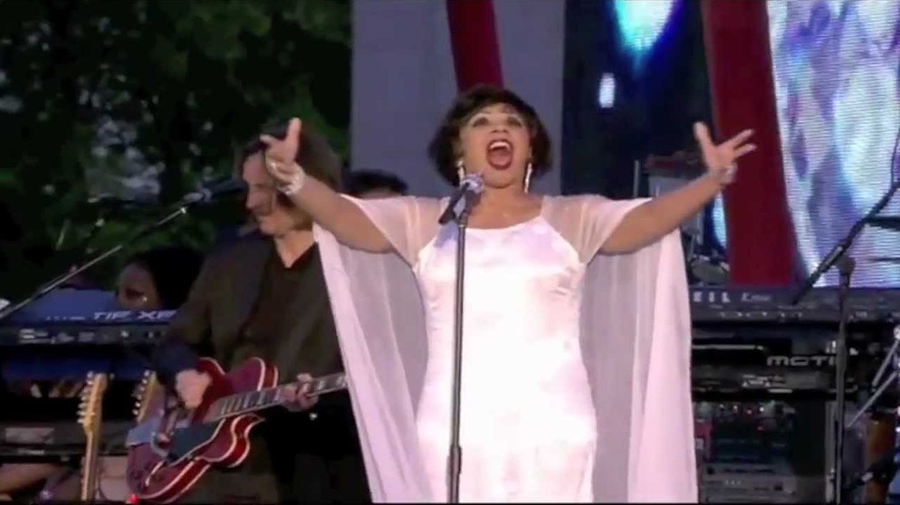 Diamonds Are Forever: Dame Shirley Bassey. The Queen's Diamond Jubilee Concert, London [HD] | Bildquelle: Rob Horton (via YouTube)