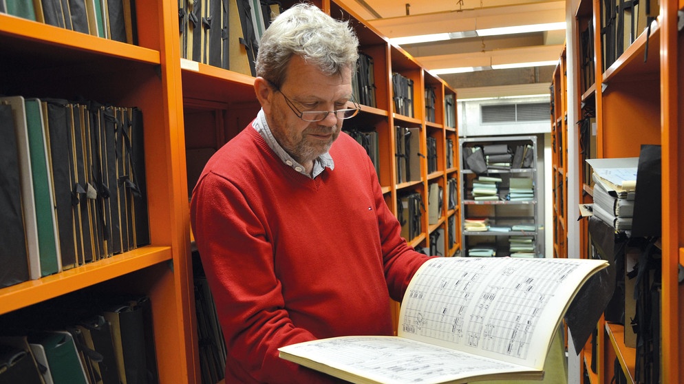 BR-Musikbibliothekar Michael Fritsch mit einer Richard-Strauss-Partitur | Bildquelle: Felicia Englmann