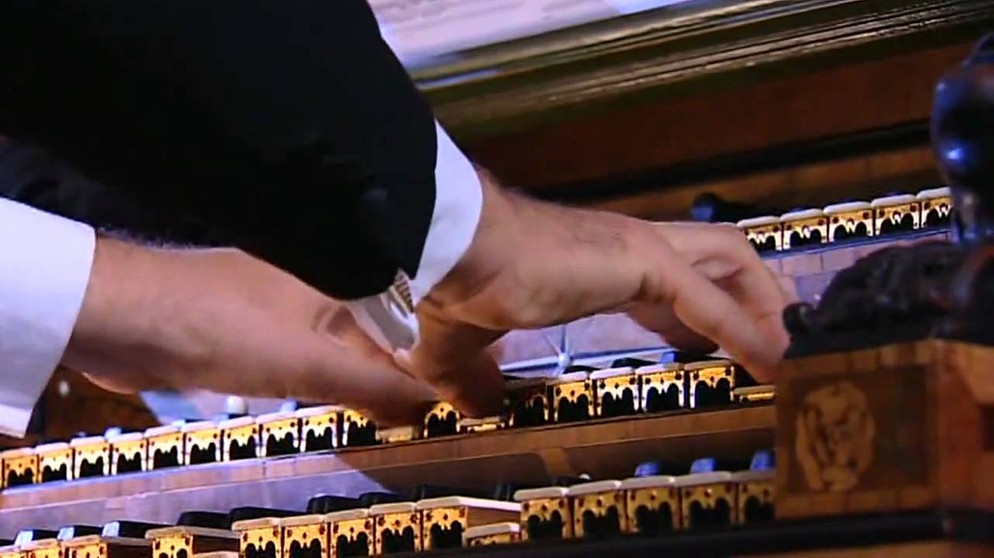 J.S. Bach - Toccata and Fugue in D minor BWV 565, gespielt von Hans-André Stamm | Bildquelle: JustASuicidalGirl (via YouTube)