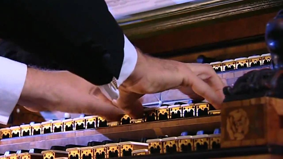 J.S. Bach - Toccata and Fugue in D minor BWV 565, gespielt von Hans-André Stamm | Bildquelle: JustASuicidalGirl (via YouTube)