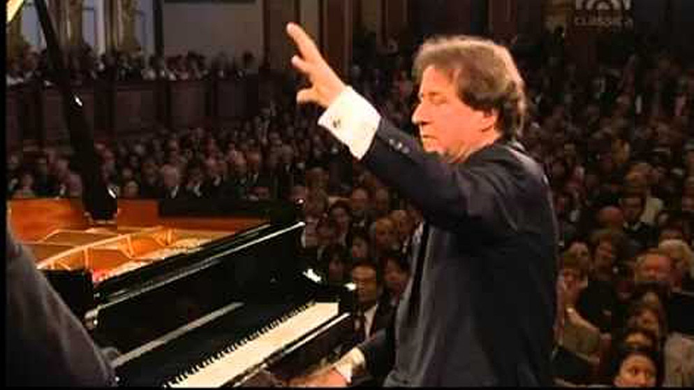 Mozart, Piano Concert Nr  24 c Moll KV 491   Rudolf Buchbinder Piano & Conducter, Wiener Phi | Bildquelle: Ahmed Barod (via YouTube)