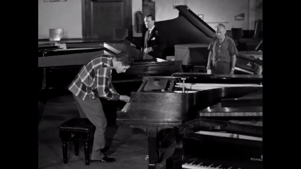 Glenn Gould chooses a piano at Steinway & Sons (New-York, 1959) | Bildquelle: Best Of Classical Music (via YouTube)