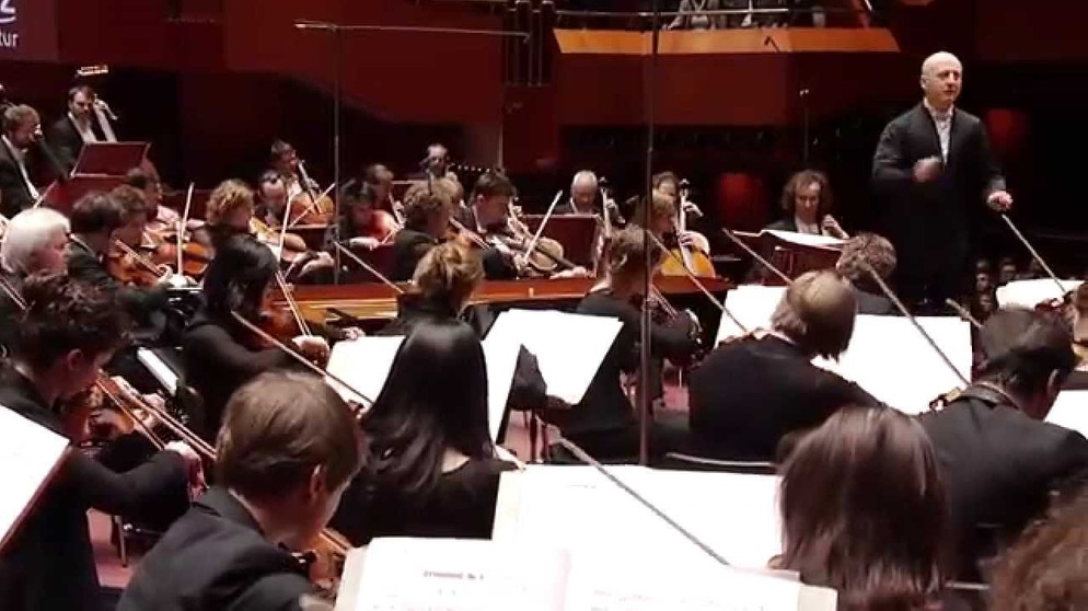 Schostakowitsch: 1. Sinfonie ∙ hr-Sinfonieorchester ∙ Paavo Järvi | Bildquelle: hr-Sinfonieorchester – Frankfurt Radio Symphony (via YouTube)