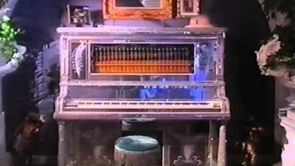 Liberace: Too Much of a Good Thing is Wonderful | Bildquelle: pining4apple (via YouTube)