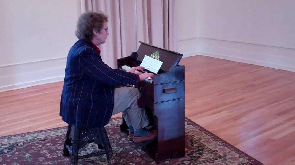 Ricercare on a Yamaha reed foot pump organ | Bildquelle: Artis Wodehouse (via YouTube)