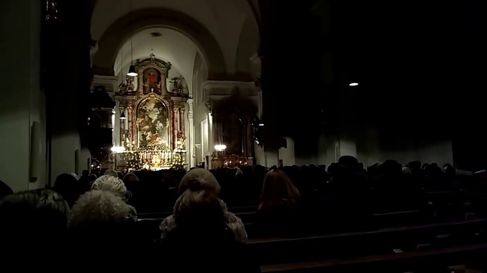 Stille Nacht, Heilige Nacht. Originalversion im Ursprungsort Oberndorf. Gesang mit Gitarre. | Bildquelle: Johannes Braunias (via YouTube)