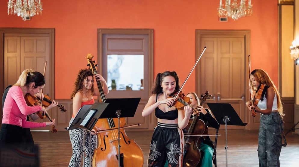 Freie Gedanken (Free Thoughts), Josefine Weinlich - Esther Abrami & Her Ensemble @ SCL Festival | Bildquelle: Esther Abrami (via YouTube)