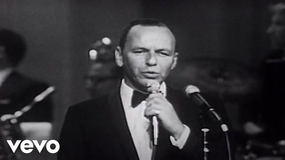 Frank Sinatra - Fly Me To The Moon (Live At The Kiel Opera House, St. Louis, MO/1965) | Bildquelle: FrankSinatraVEVO (via YouTube)