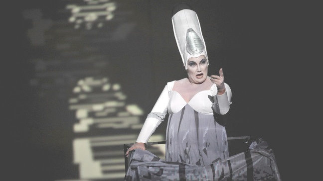 Die Sopranistin Gabriele Schnaut als Euphrat in Jörg Widmanns "Babylon" an der Bayerischen Staatsoper | Bildquelle: picture alliance / dpa | Frank Leonhardt