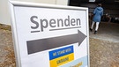 15.03.2022, Mecklenburg-Vorpommern, Greifswald: Helfer sortieren in einem Logistikzentrum die Spenden. Die Stadt Greifswald, die Unimedizin und die Initiative ·Greifswald solidarisch· sammeln erneut Hilfsgüter für Menschen aus der von Russland angegriffenen Ukraine. Noch benötigt werden etwa Hygieneprodukte, Unterwäsche und Lebensmittel. Foto: Stefan Sauer/dpa +++ dpa-Bildfunk +++ | Bild: dpa-Bildfunk/Stefan Sauer