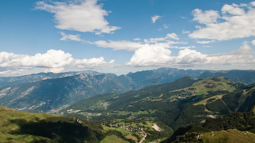 Blick über das Lessini Plateau vom Monte Baldo Bergrücken aus, Italien. | Bildquelle: picture alliance / imageBROKER | kami
