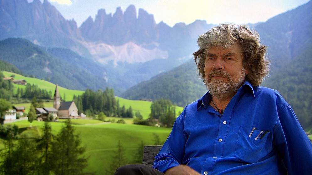 Reinhold Messner sitzt auf einer Bank; im Hintergrund hohe Berge. | Bildquelle: BR