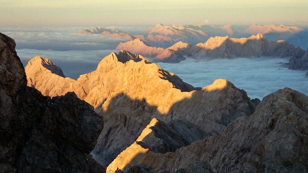 Die Zugspitze in der Abenddämmerung | Bildquelle: BR/Jürgen Eichinger