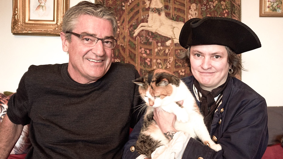 Franz Gernstl mit Zeichner Jonny Petri im Seemann-Outfit | Bildquelle: megaherz