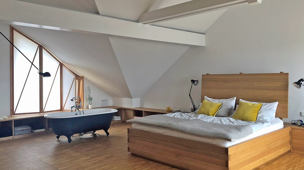 Traumhäuser - Ein Haus mit Vergangenheit: ausgebautes Dachgeschoss mit Schlafzimmer | Bildquelle: BR/Alexander Fiedler