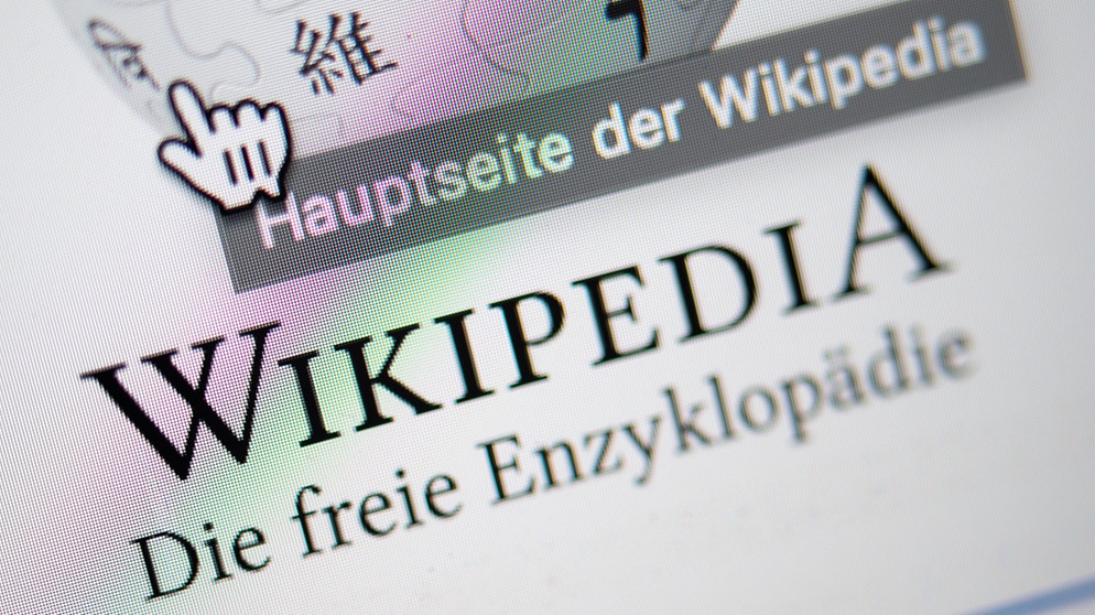 Unter einem Cursor steht auf der Startseite mit dem Logo der deutschsprachigen Internet-Enzyklopädie Wikipedia "Hauptseite der Wikipedia".  | Bildquelle: dpa-Bildfunk/Sebastian Gollnow