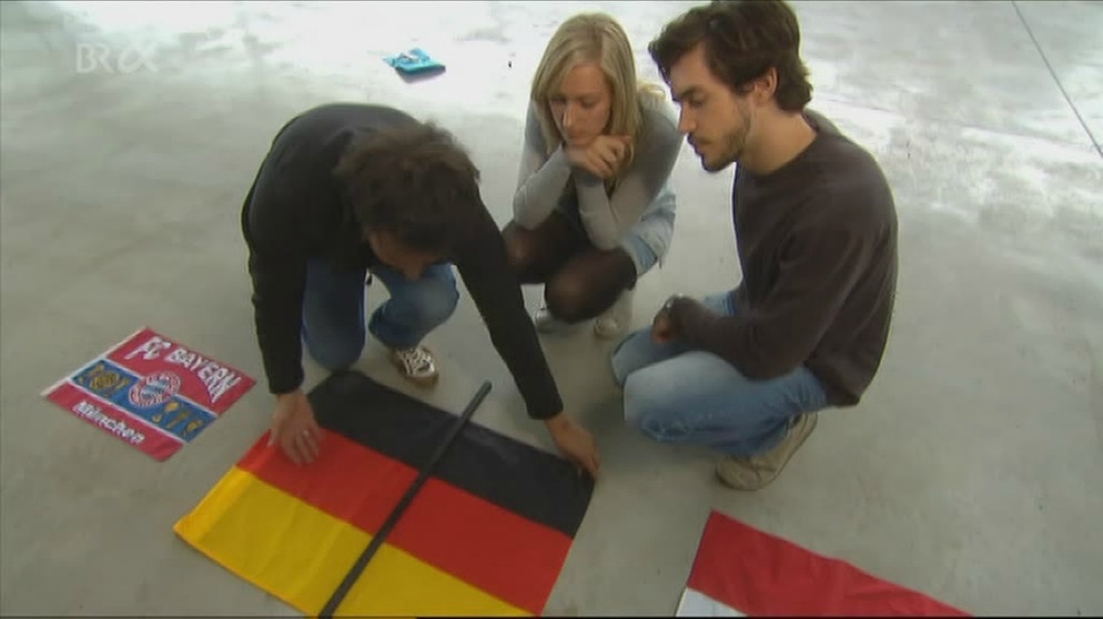 GRIPS-Team prüft, ob die Deutschlandfahne achsensymmetrisch ist | Bildquelle: Bayerischer Rundfunk