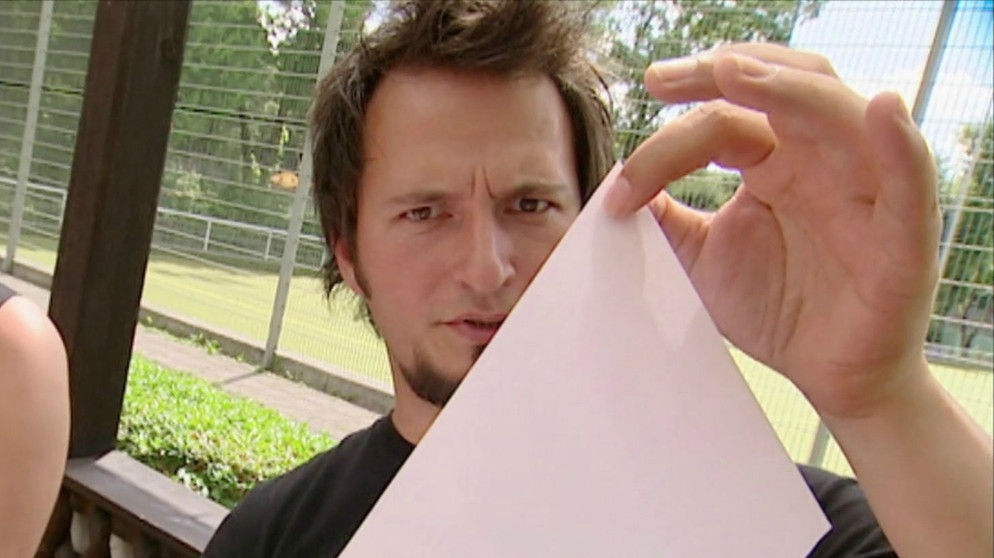 Moderator hält ein Blatt Papier in die Höhe | Bildquelle: Bayerischer Rundfunk