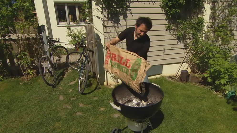 Sebastian Wohlrab bereitet den Grill vor | Bildquelle: Bayerischer Rundfunk