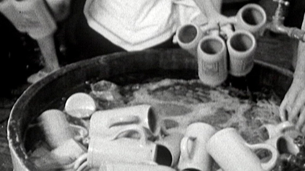 Ein schwerer Job - Bedienung mit Bierkrügen auf dem Münchner Oktoberfest 1960. | Bildquelle: BR