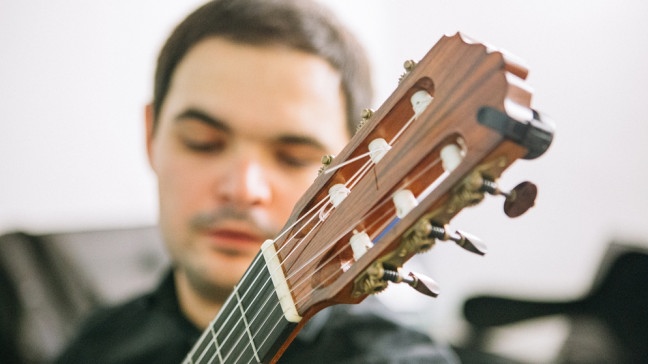 Der Gitarrist Dmytro Omelchak (Ukraine) während des ARD-Musikwettbewerbs in einem Proberaum im Funkhaus des Bayerischen Rundfunks in München. | Bildquelle: BR/Lisa Hinder