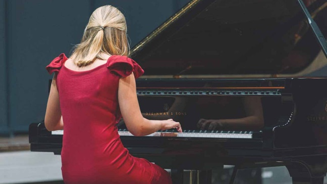 Eine Pianistin während des ARD Musikwettbewerbs im Funkhaus des Bayerischen Rundfunks in München. | Bildquelle: BR/Lisa Hinder