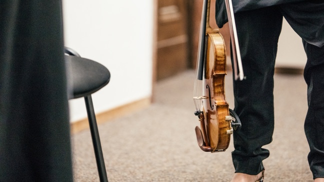 Eine Violinistin und ihre Violine während des ARD Musikwettbewerbs in den Proberäumen der Hochschule für Musik und Theater in München. | Bildquelle: BR/Fabian Stoffers
