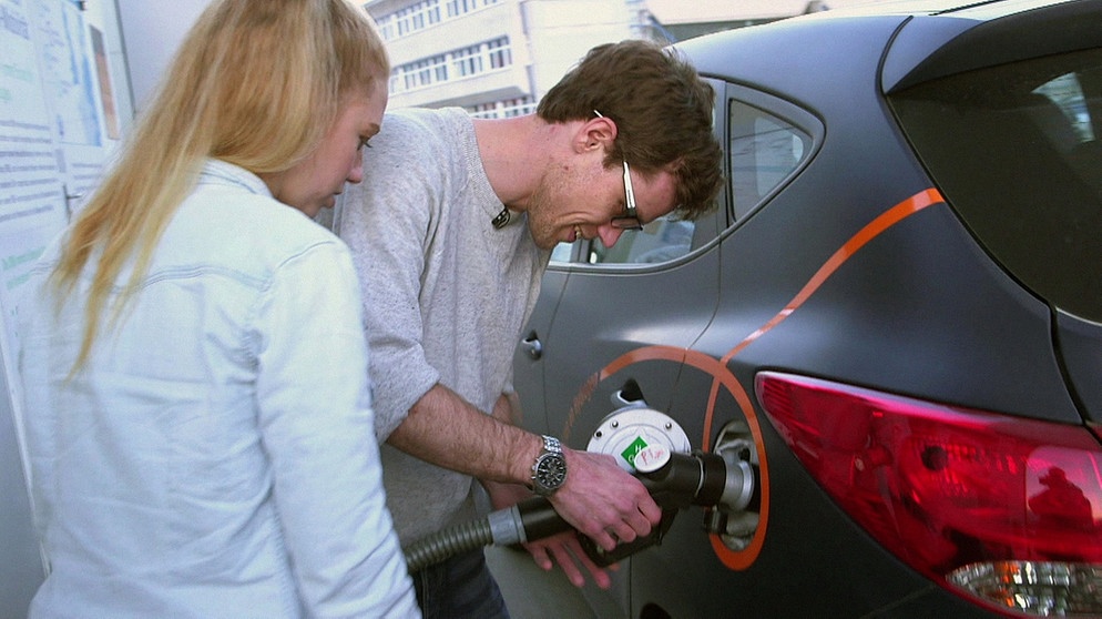Aufladen eines Wasserstoff-Autos | Bildquelle: picture-alliance/dpa