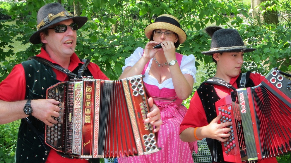 In eine riesige Musikbühne verwandelt sich die niederbayerische Stadt Regen: Rund 3500 Volksmusikanten aus dem ganzen Alpenraum kommen mittlerweile zum sogenannten drumherum, bei dem vier Tage lang gesungen, gespielt und getanzt wird - jung mit alt, traditionell mit modern, oberfränkisch mit oberbayerisch. | Bildquelle: BR/tyx film und fernsehproduktion gmbh