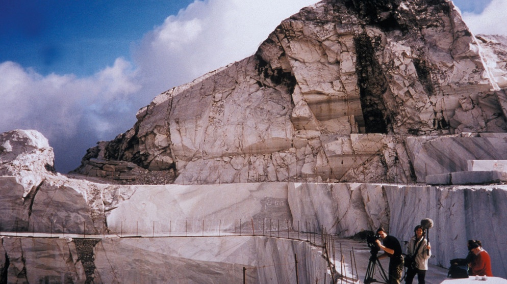 Die Apuanischen Alpen in der nördlichen Toscana sind ein steiles und schroffes Gebirge, das sich zwischen den Marmorbrüchen von Carrara (im Bild) im Norden und der Ebene von Lucca im Süden bis auf fast 2.000 Meter Höhe erhebt. | Bildquelle: BR/Hans-Dieter Hartl