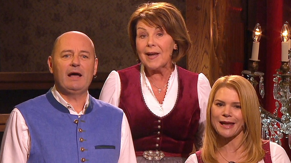 Die Kirchleitners (v.l.: Bernhard Ulrich, Brigitte Walbrun und Silke Popp) in der Volkssängerrevue Brettl-Spitzen XVIII | Bildquelle: Bayerischer Rundfunk 2021
