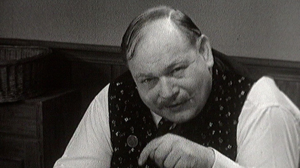 Moderator Fritz Strassner erklärt, wie Bier gemacht wird - im Jahr 1961. | Bildquelle: BR