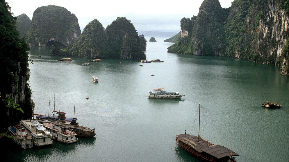 Touristenboote in der Halong-Bucht. | Bildquelle: BR/SWR/Bernd Girrbach