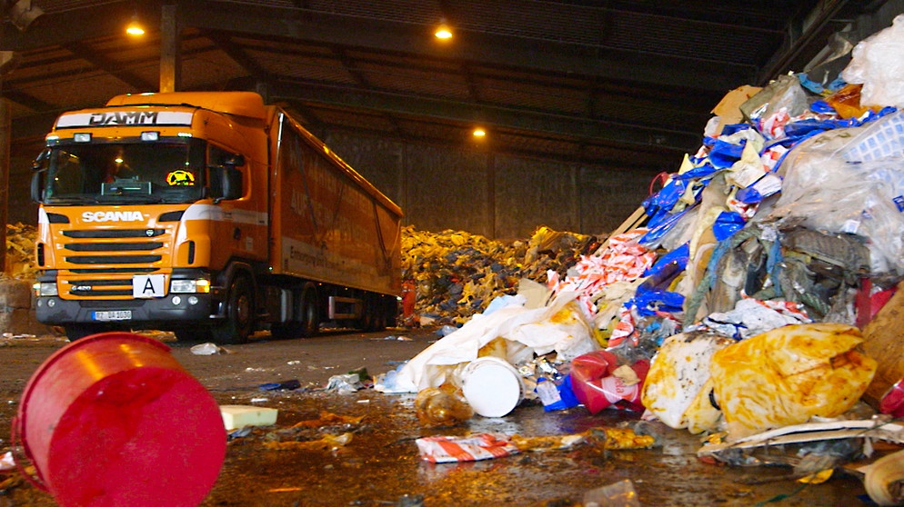 250 Tonnen Müll landen täglich auf dem Recyclinghof. Das Meiste davon ist Gewerbemüll, der Rest kommt vom Sperrmüll. | Bildquelle: BR/NDR