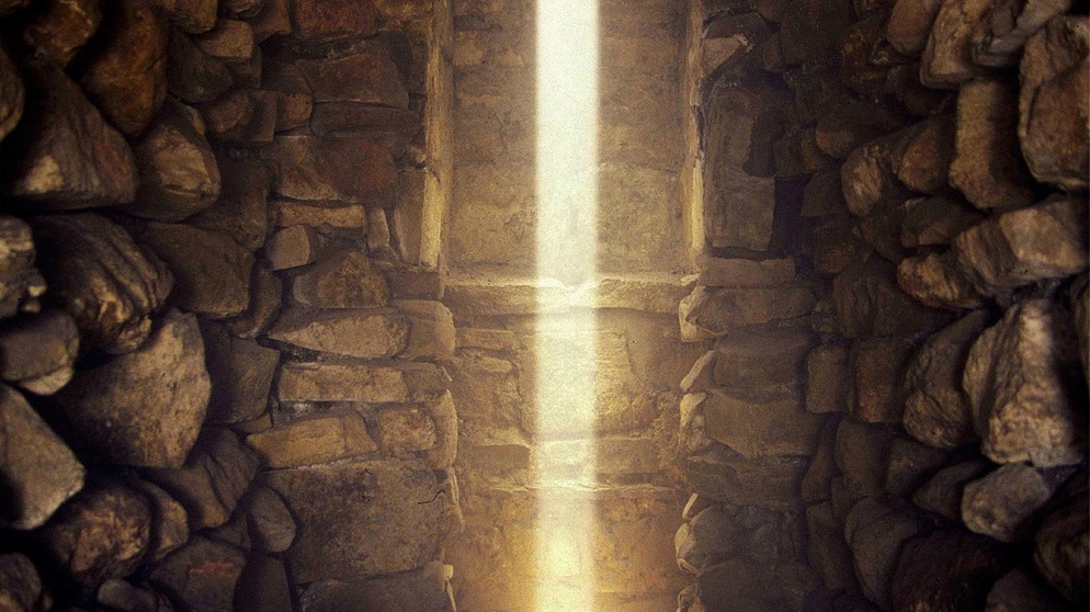 Monte Alban - Lichtstrahl, der nur am 8. Mai und am 5. August, wenn die Sonne an ihrem höchsten Punkt steht, für eine halbe Stunde in die Kammer eines Tempels dringt. | Bildquelle: BR/SWR