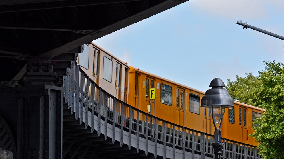 Seit 1902 überquert die U-Bahn-Linie U1 die Hochbahn am Schlesischen Tor. | Bildquelle: BR/SWR